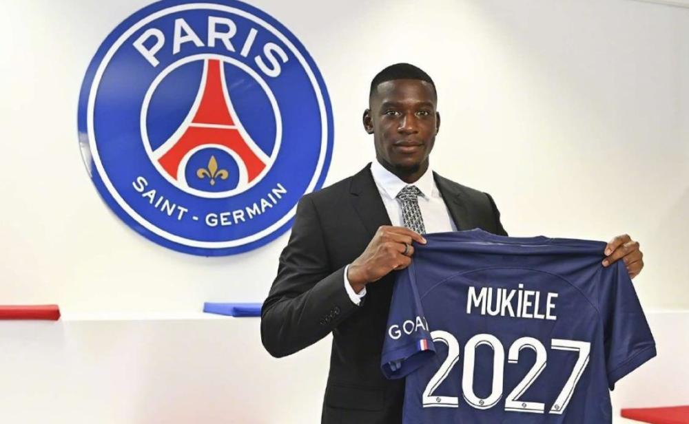 17, 尼斯天才小将签约五年留队效力  